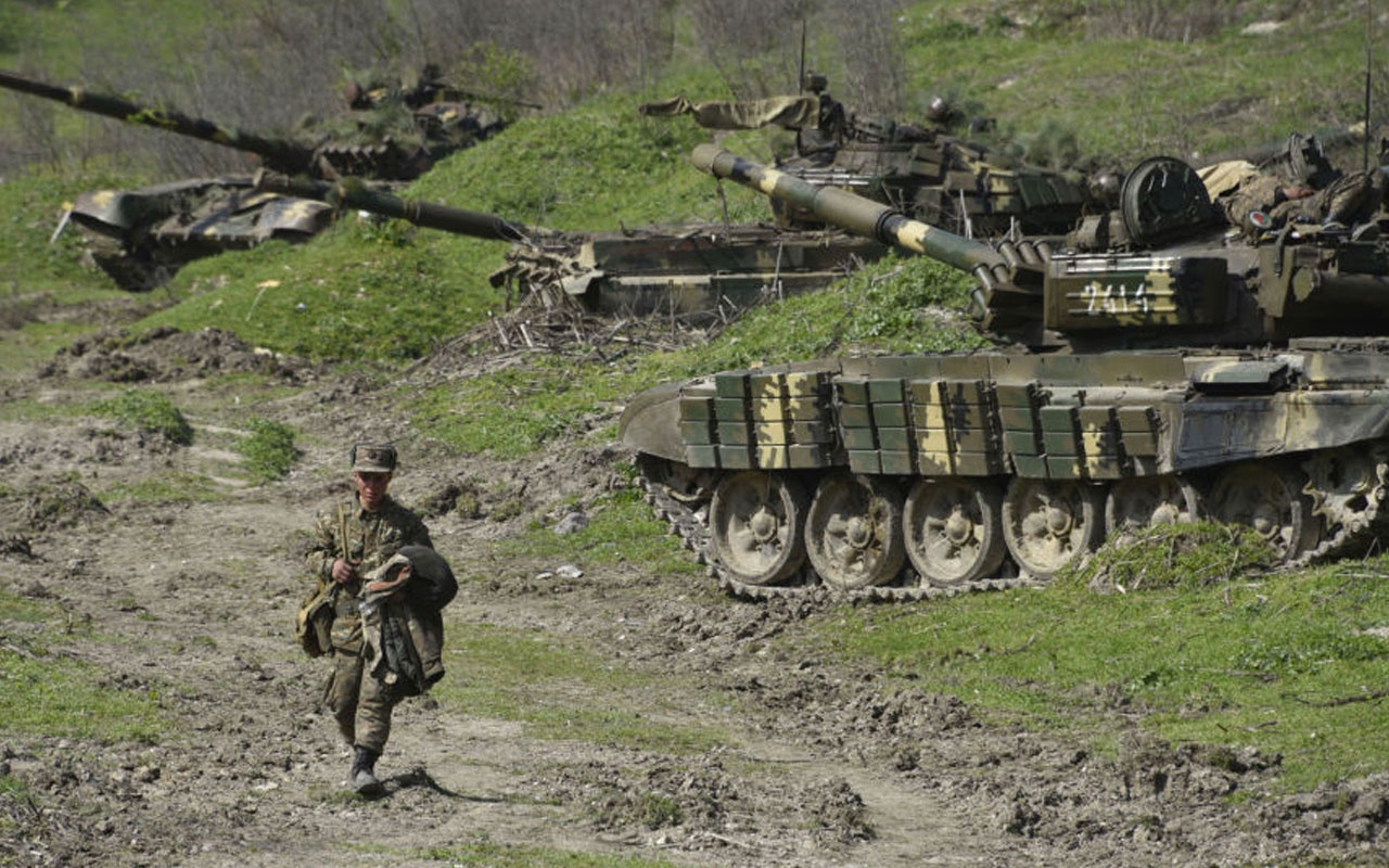 Azerbaycan’da askeri üste tank mermisi yere düştü: 2 şehit