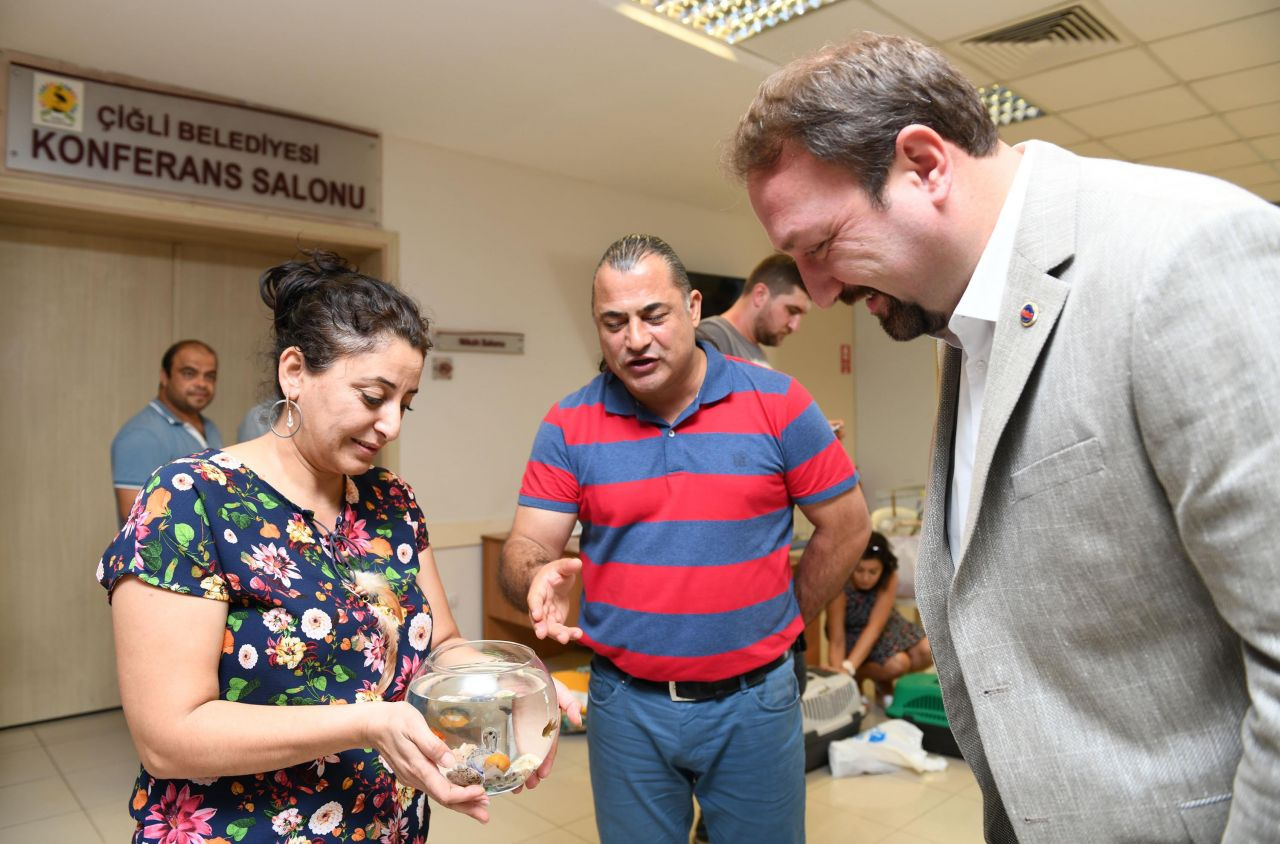 İzmir Çiğli Belediyesi'nde görülmemiş uygulama! Evcil hayvanlarıya işe geliyorlar