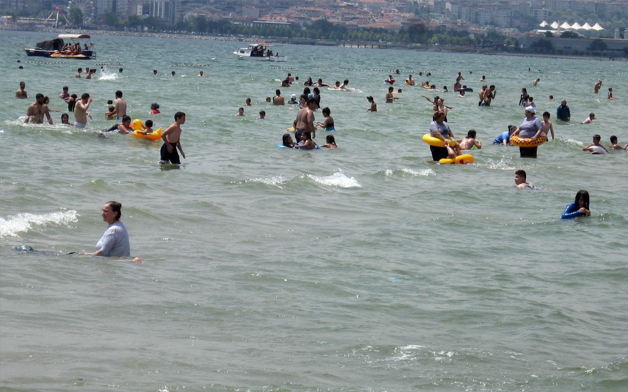 İstanbul'da vatandaşlar plaja akın etti