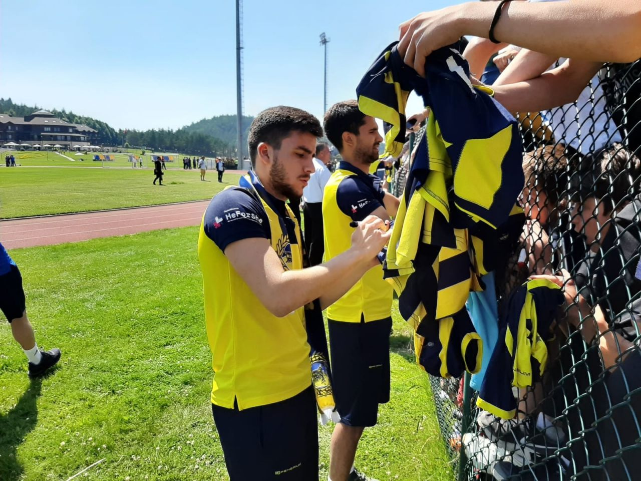 Fenerbahçeli futbolcular taraftarla bir araya geldi