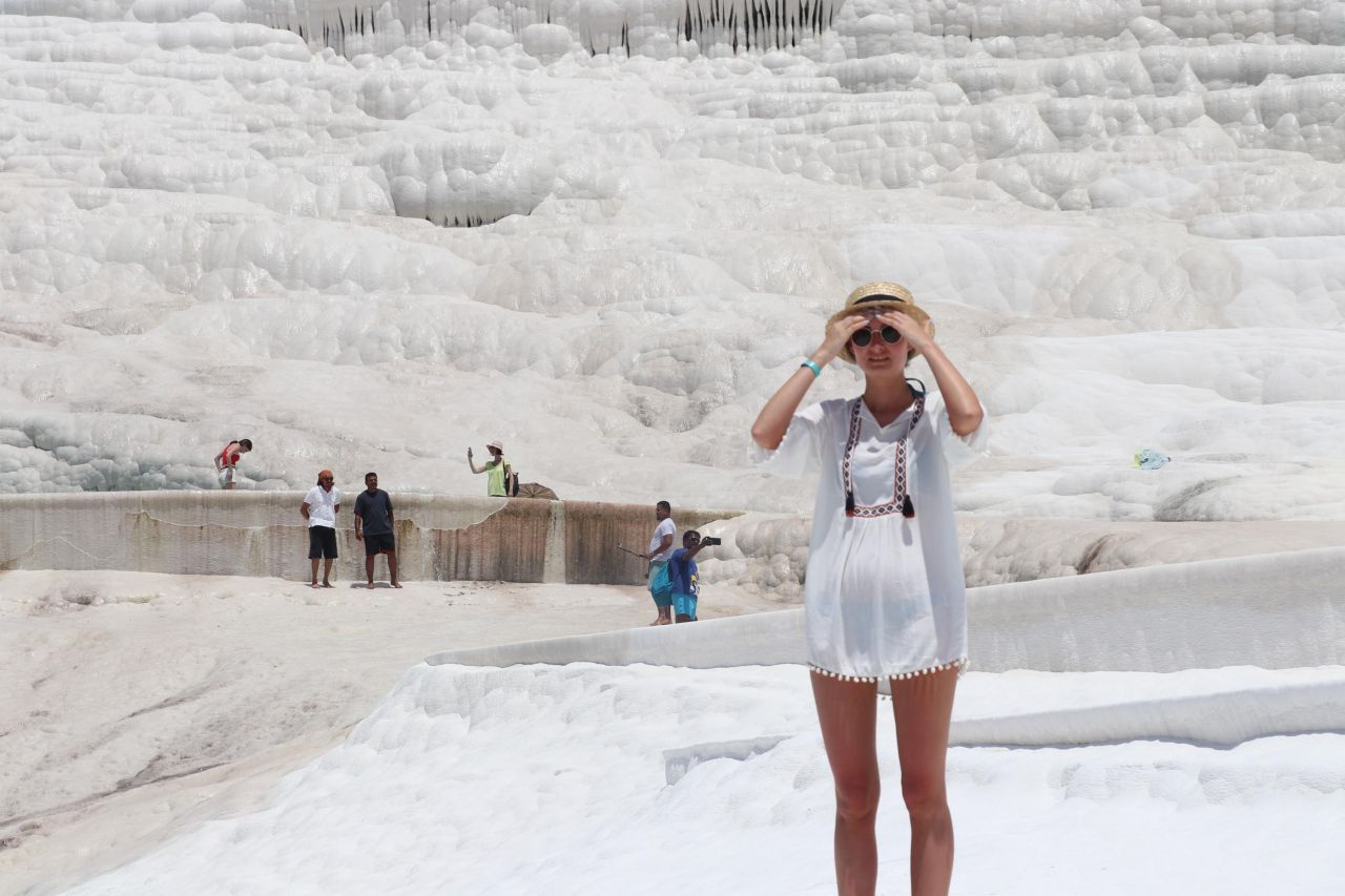 Beyaz cennet Pamukkale'ye turist akını! Adım atacak yer kalmadı