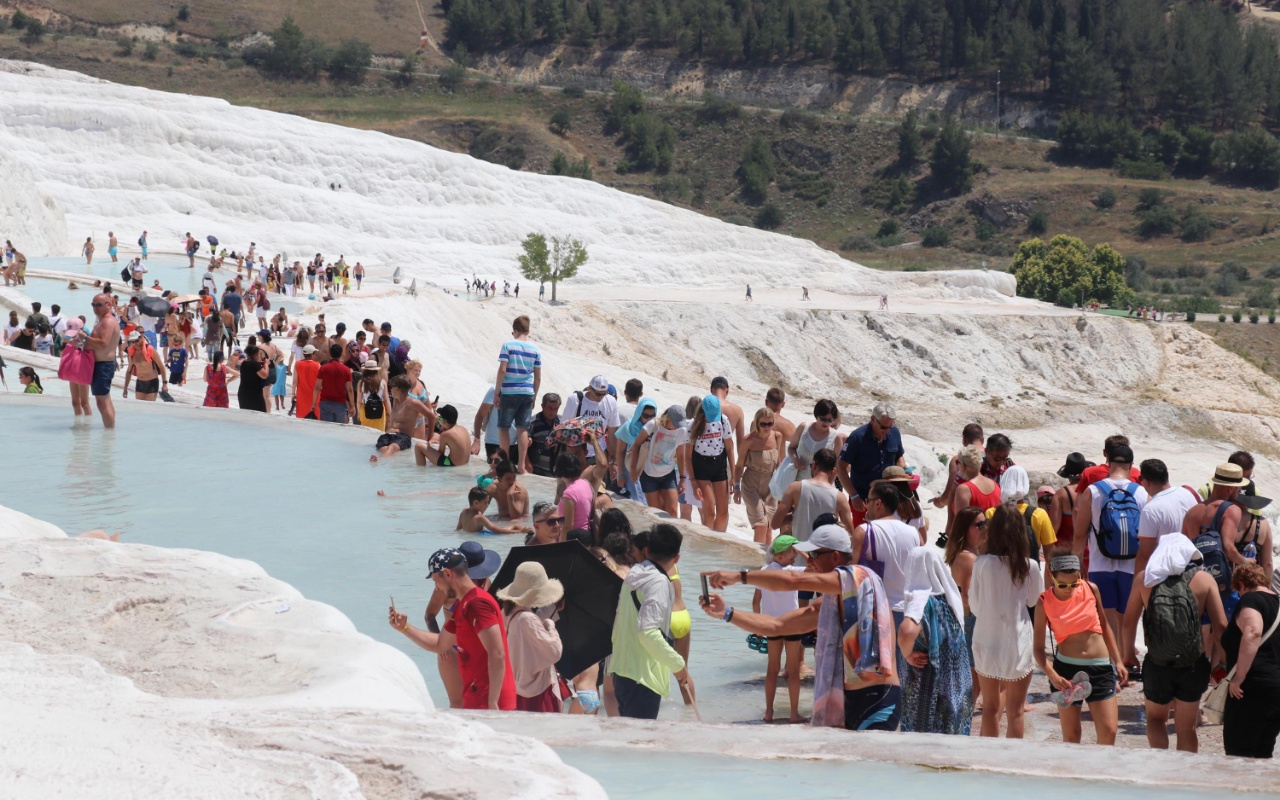 Beyaz cennet Pamukkale'ye turist akını! Adım atacak yer kalmadı