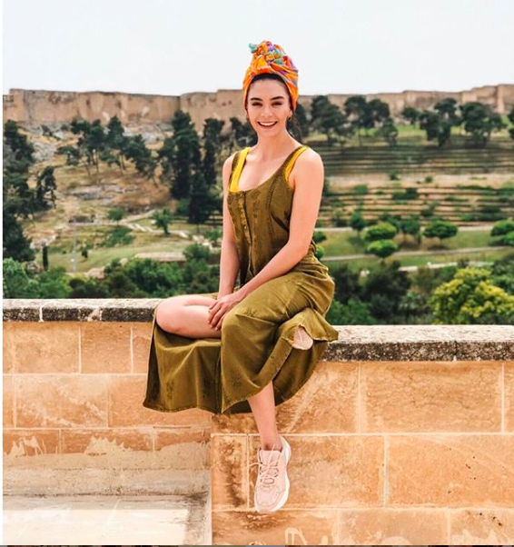 yari ciplak yatak pozu olay oldu