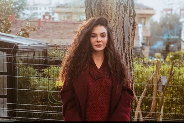 yari ciplak yatak pozu olay oldu