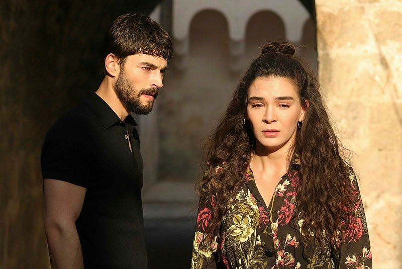 Hercai'nin Reyyan'ı Ebru Şahin olay oldu! Yarı çıplak yatak pozu verdi