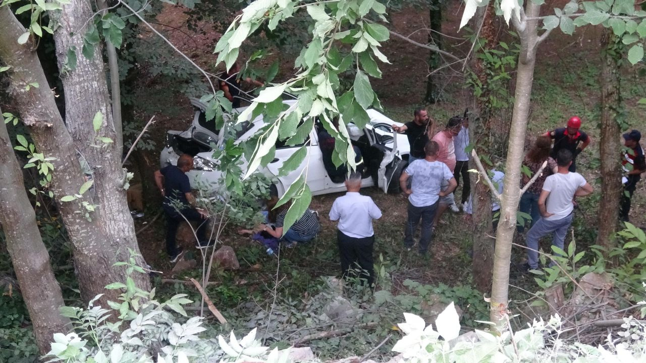 Kocaeli'de otomobil uçuruma yuvarlandı 1 ölü 4 yaralı