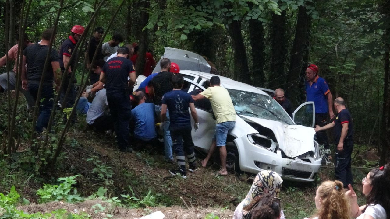Kocaeli'de otomobil uçuruma yuvarlandı 1 ölü 4 yaralı