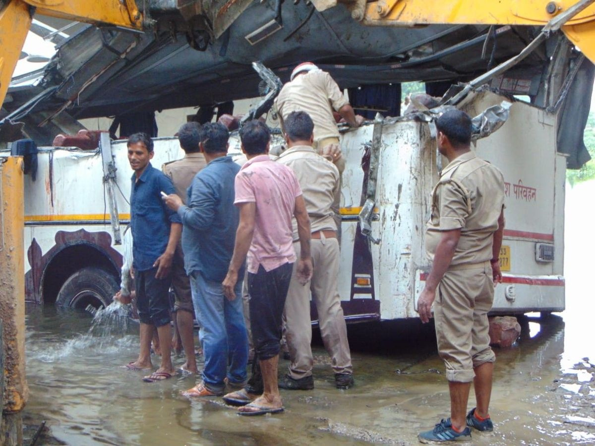 Hindistan'da kaza yapan otobüste 29 kişi öldü