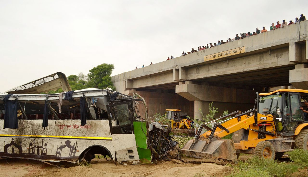 Hindistan'da kaza yapan otobüste 29 kişi öldü