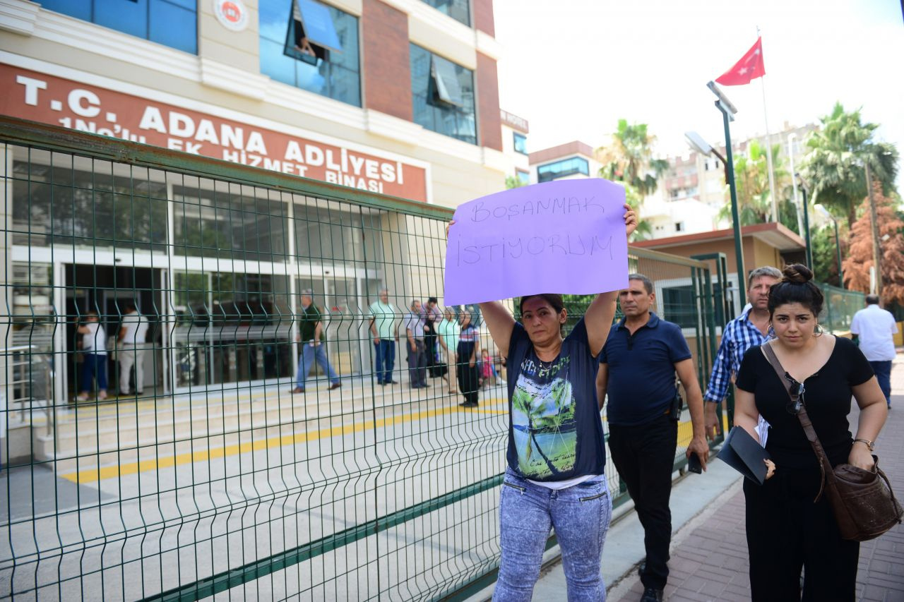 Adliye önünde tek kişilik eylem! Şiddet gördüğü eşinden boşanamadı