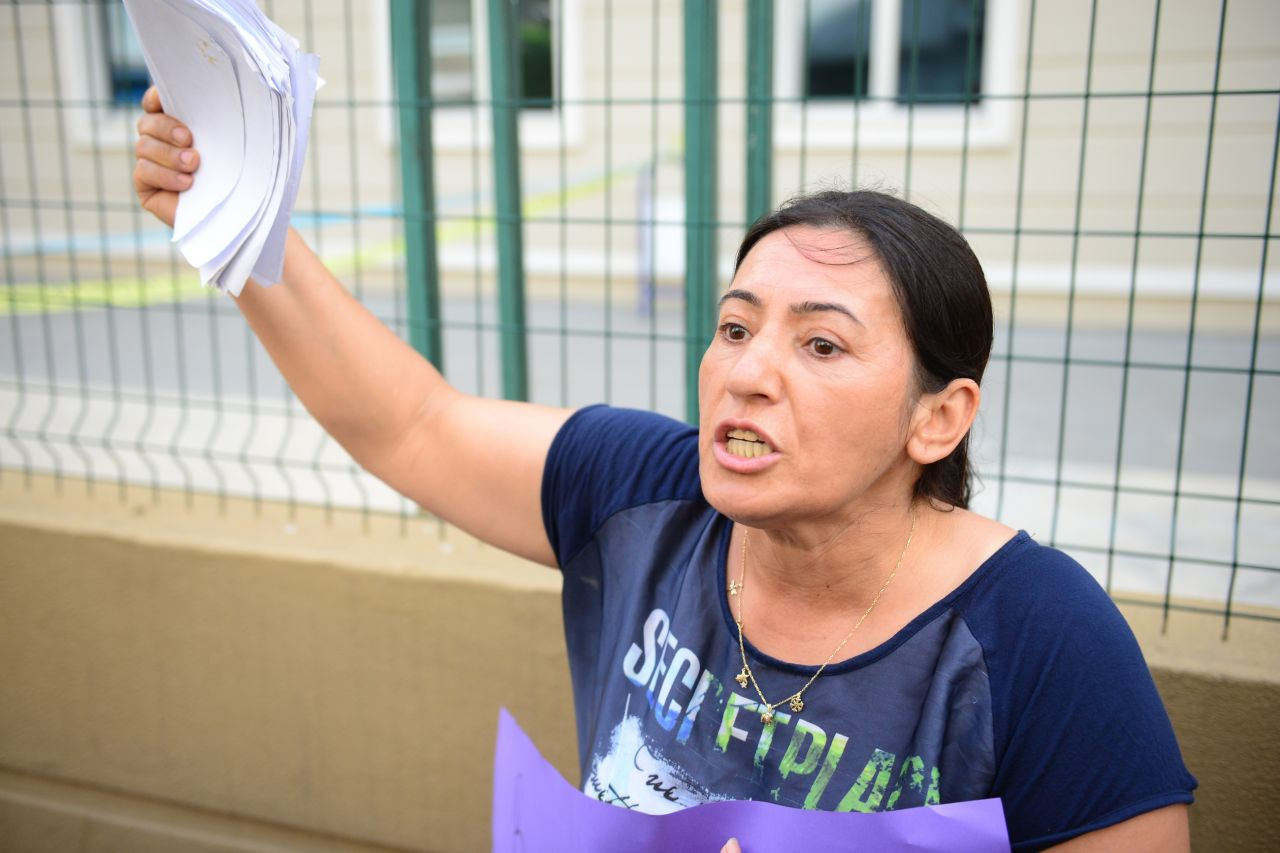 Adliye önünde tek kişilik eylem! Şiddet gördüğü eşinden boşanamadı