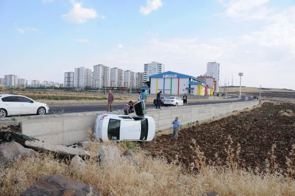 Diyarbakır!da yanan sigarayı otomobile düşürünce kaza yaptı