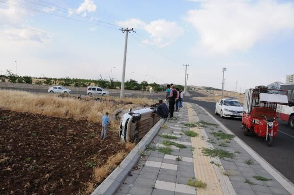 Diyarbakır!da yanan sigarayı otomobile düşürünce kaza yaptı