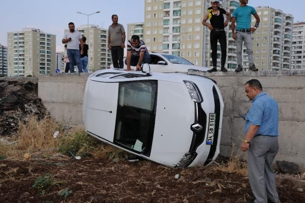 Diyarbakır!da yanan sigarayı otomobile düşürünce kaza yaptı