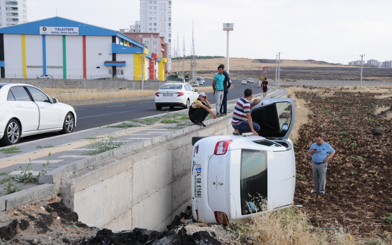Diyarbakır!da yanan sigarayı otomobile düşürünce kaza yaptı