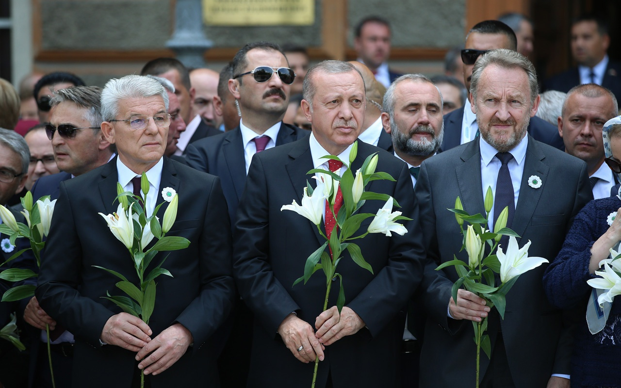 Cumhurbaşkanı Erdoğan Srebrenitsa Soykırımı kurbanları anısına düzenlenen geçit törenine katıldı