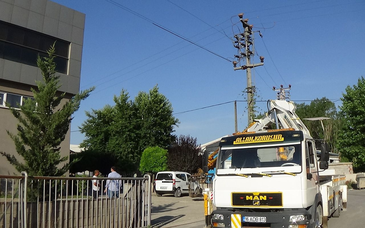 Bursa'da işçinin üzerine yanan elektrik kablosu düştü