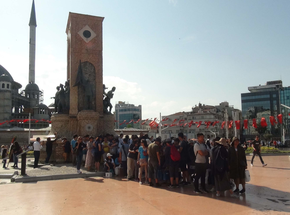 İstanbul 40 derece sıcaklığı gördü! Turistler Taksim Meydanı'nda bakın nasıl önlem aldı