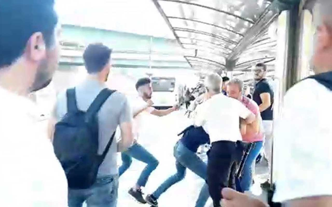 Metrobüs durağında tekme ve tokatlı kavga kamerada