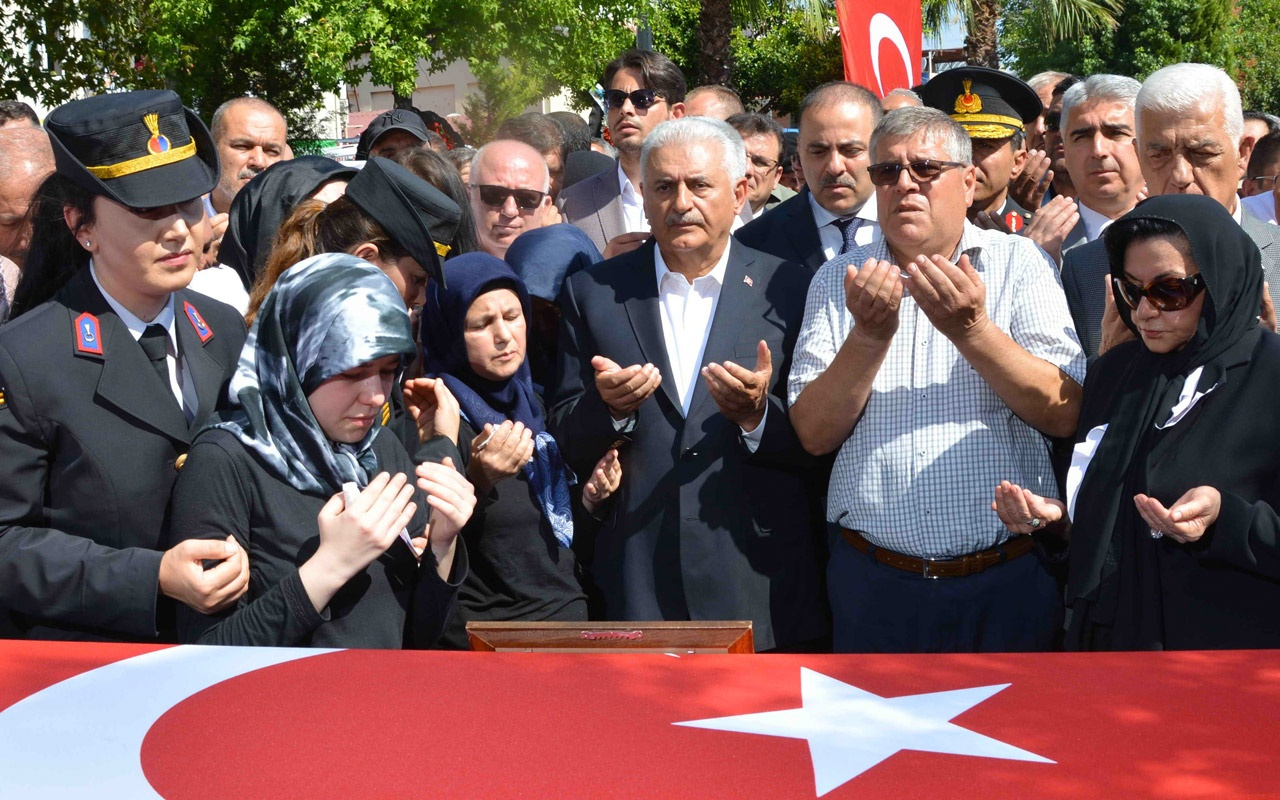 Şehit Üsteğmen gözyaşları arasında toprağa verildi