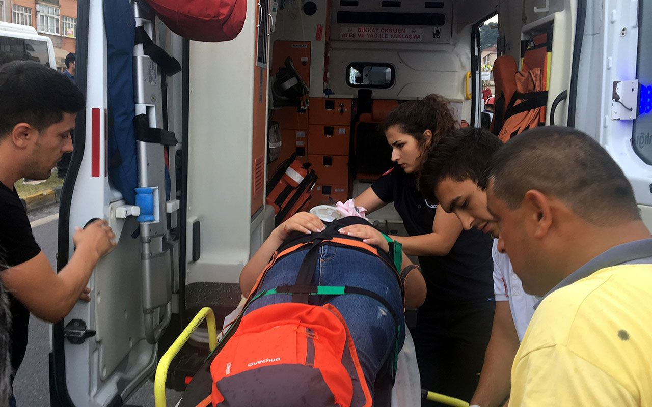 Zonguldak'ta otomobil halk otobüsüne çarptı 3 yaralı