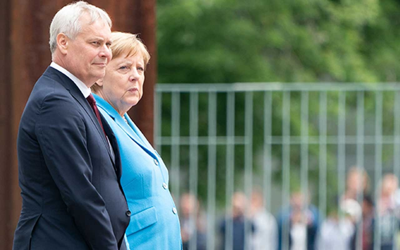Angela Merkel Merkel 3. kez titreme nöbeti geçirdi