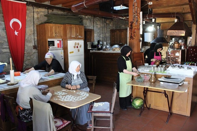 Bursa'da köylü kadınların açtığı kafe büyük ilgi görüyor