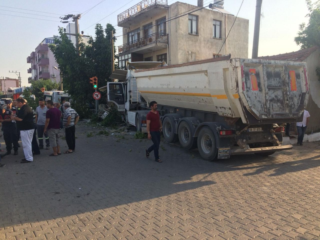 İzmir'de otobüs ile çarpışan kamyon daha sonra kahvehaneye daldı