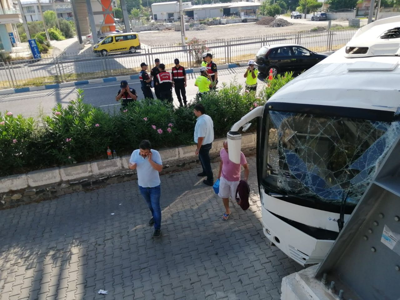 İzmir'de otobüs ile çarpışan kamyon daha sonra kahvehaneye daldı