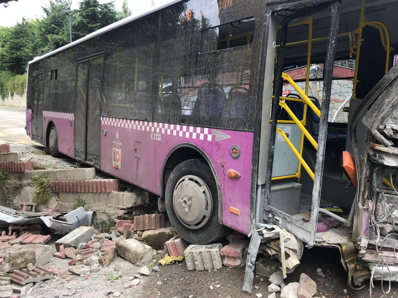 İstanbul'da kontrolden çıkan halk otobüsü dehşet saçtı
