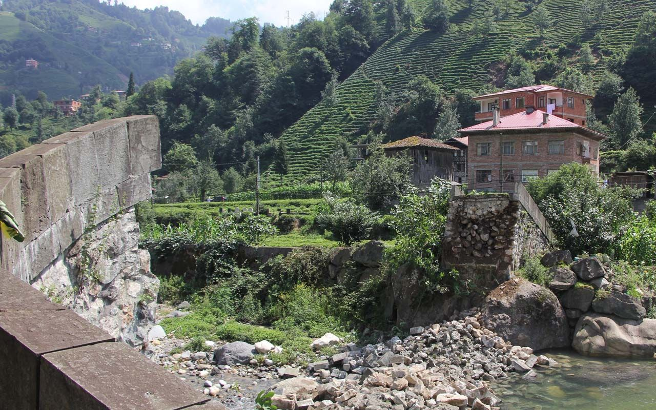 Köyün 200 yıllık tarihi taş köprüsü bir anda çöktü