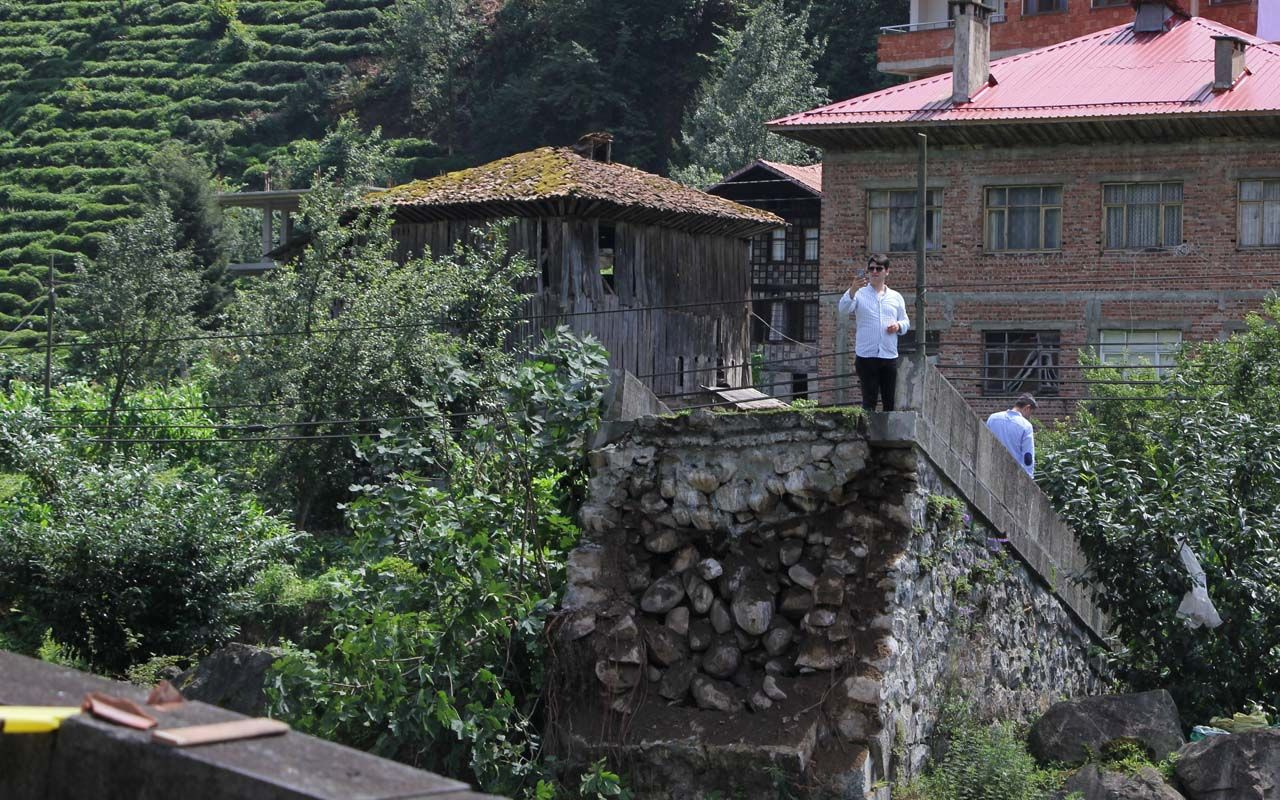 Köyün 200 yıllık tarihi taş köprüsü bir anda çöktü