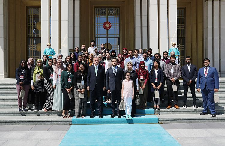Cumhurbaşkanı Erdoğan'dan Amerikalı öğrencilerle renki görüntüler