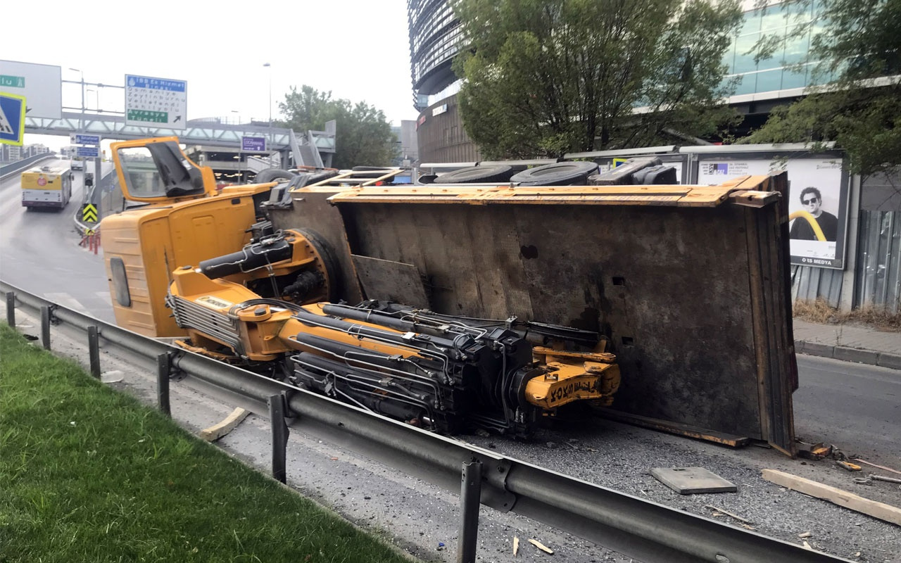 İstanbul'da yola devrilen vinç trafiği felç etti