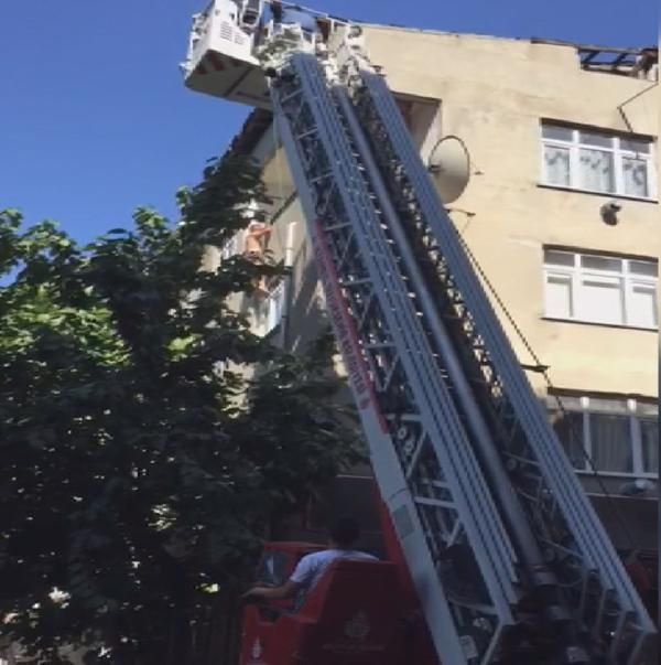 Kimse gözlerine inanamadı! Yarı çıplak halde 5. katta böyle bekledi