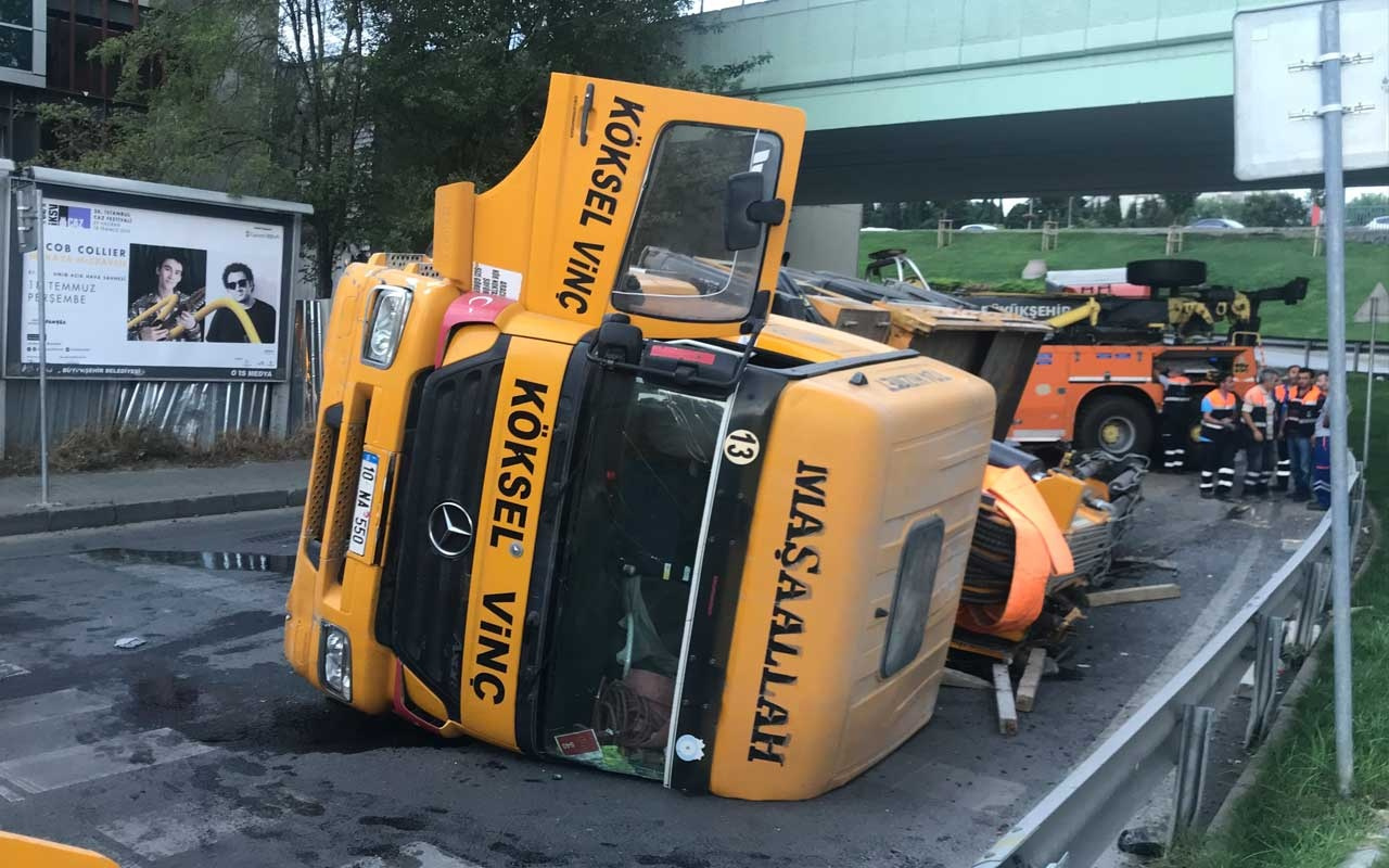 Bakırköy'de seyir halindeki vinç devrildi