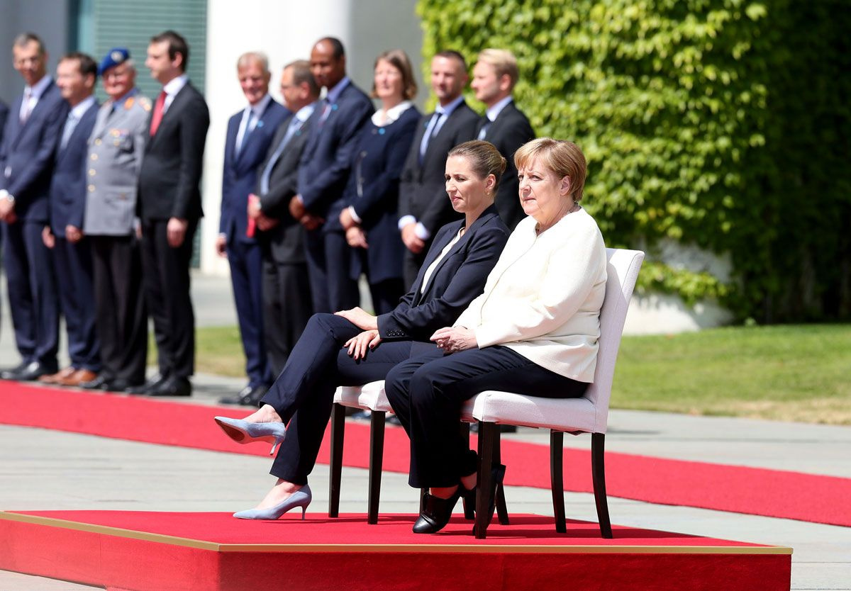 Almanya Başbakanı Angela Merkel titremesin diye sandalyeli önlem