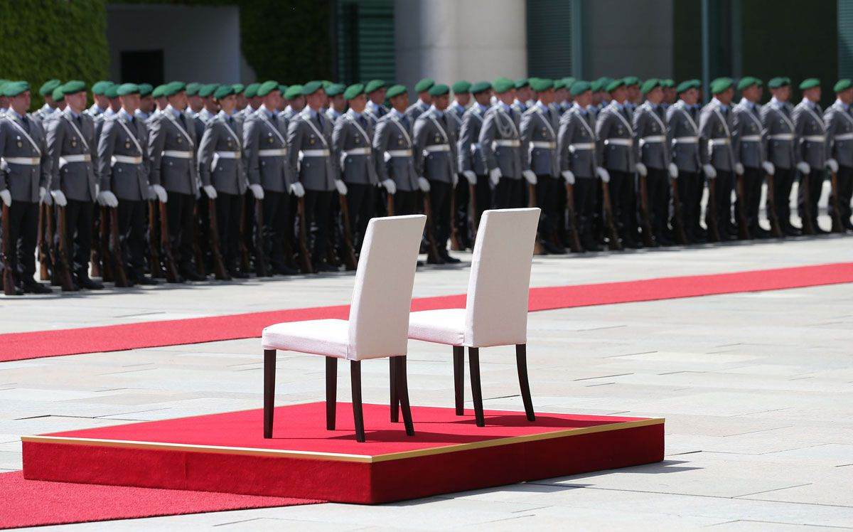 Almanya Başbakanı Angela Merkel titremesin diye sandalyeli önlem
