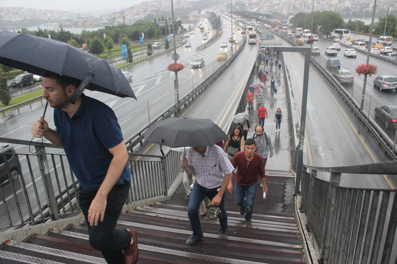 İstanbullular güne yağışla başladı