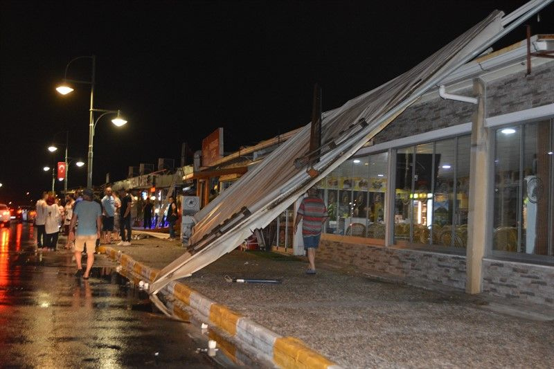 Balıkesir'de şehrin göbeğinde şiddetli hortum paniğe neden oldu