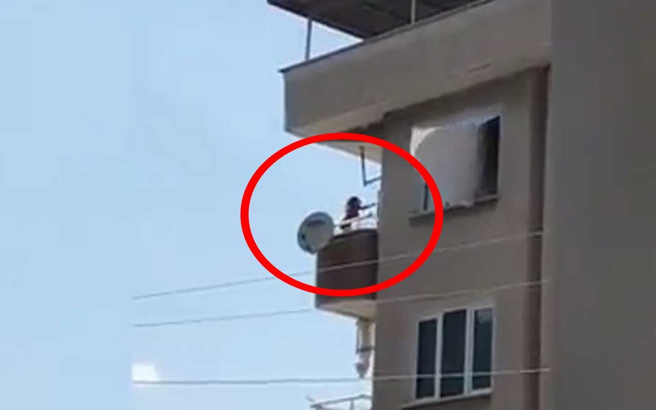 Bursa'da küçük çocuğun balkonda tehlikeli anları kamerada