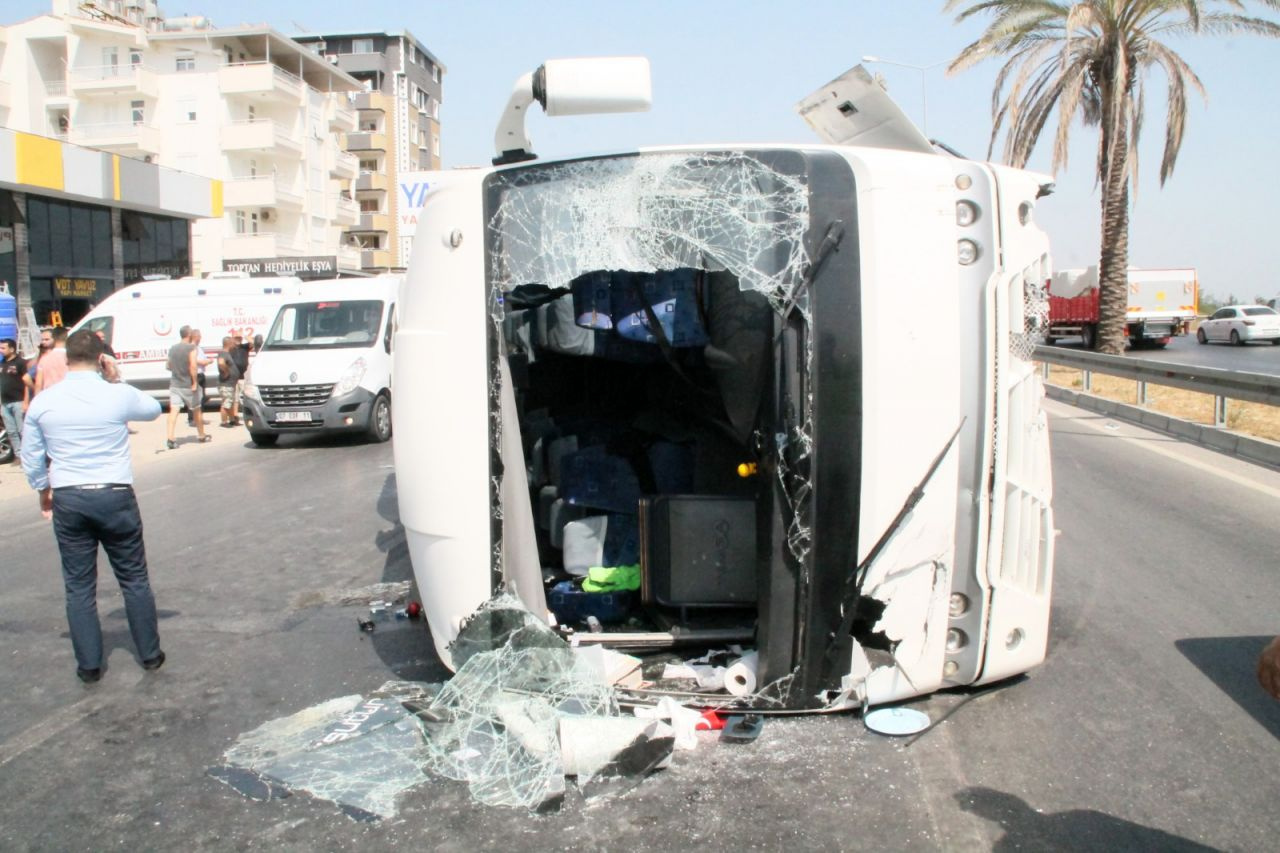 Antalya'da midibüs devrildi! Çok sayıda yaralı turist var