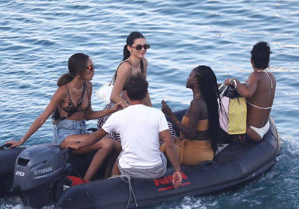 Kendall Jenner Mikonos'ta arkadaşlarıyla tatilde! Jenner'ın Mikonos stili ise efsane