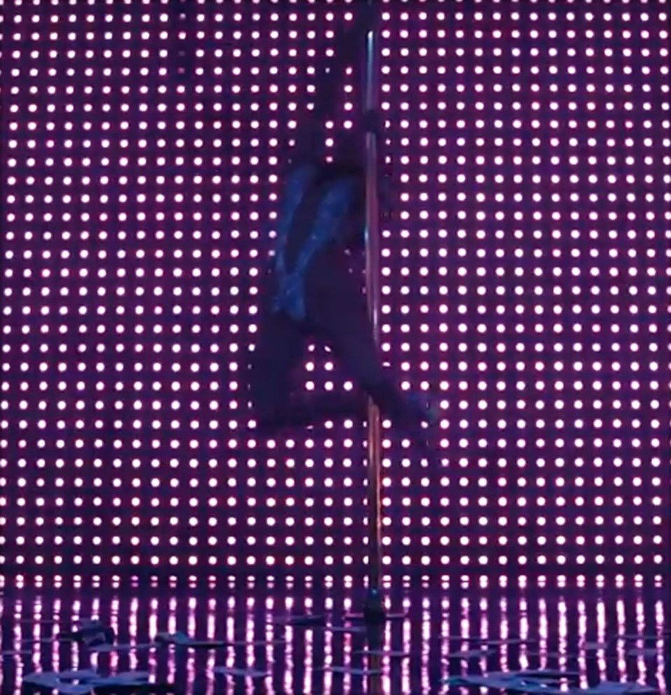 Antalya'da konser verecek olan Jennifer Lopez striptizci oldu! Direk dansı yaptı