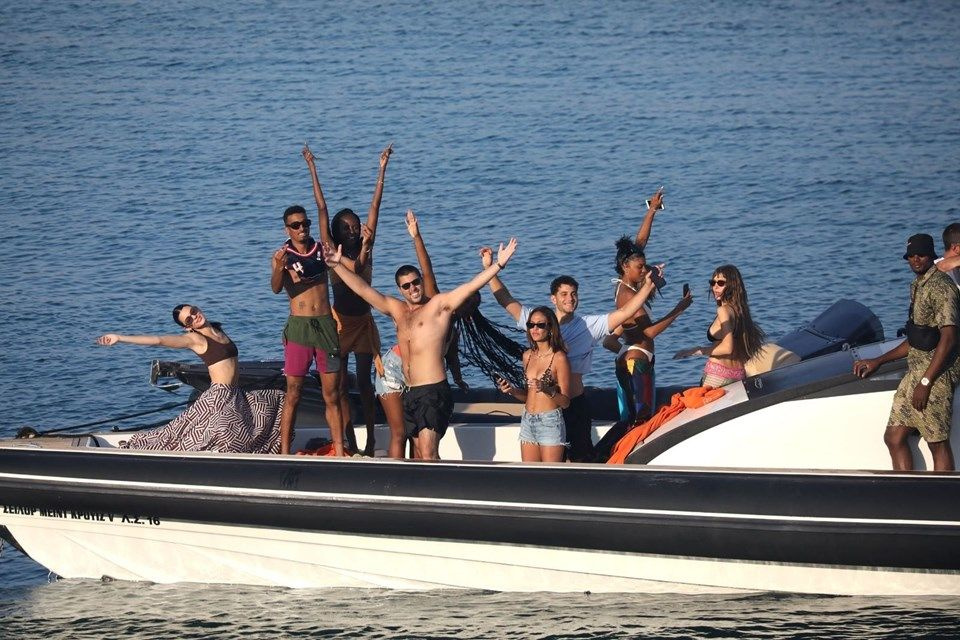 Kendall Jenner Mikonos'ta arkadaşlarıyla tatilde! Jenner'ın Mikonos stili ise efsane