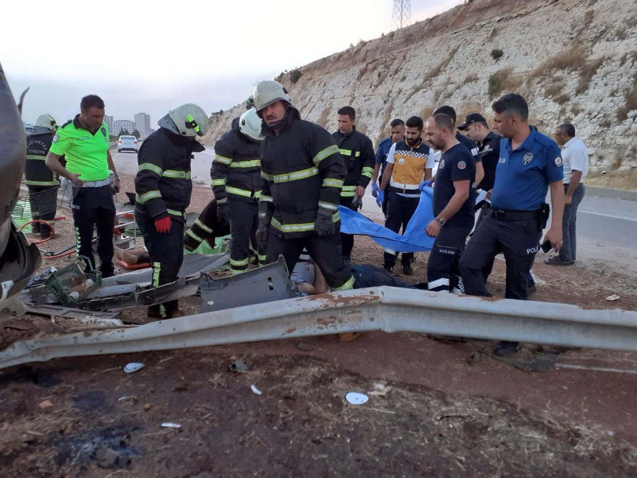 Gaziantep'te sebze yüklü TIR otobanı savaş alanına çevirdi 3 ölü