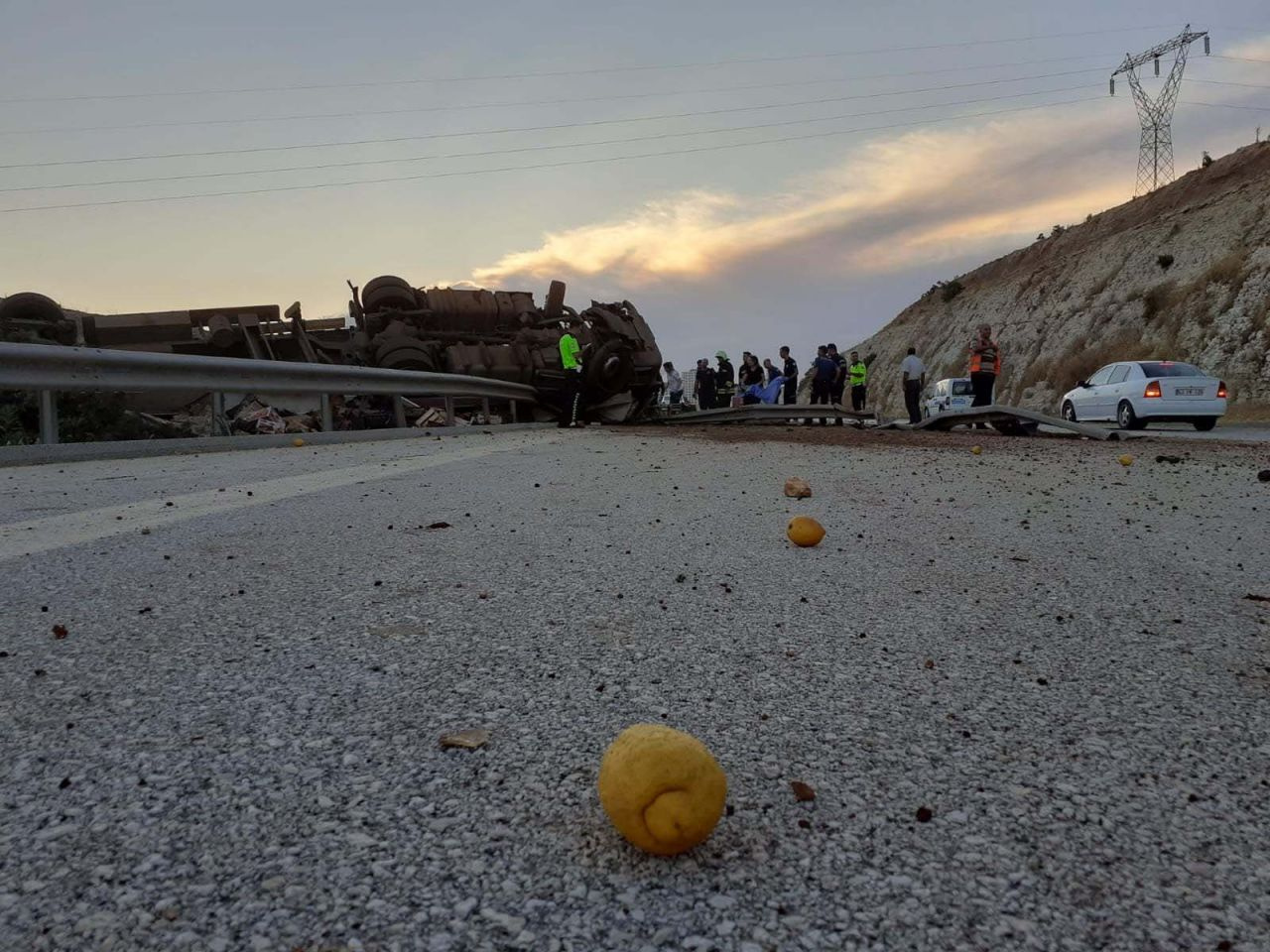 Gaziantep'te sebze yüklü TIR otobanı savaş alanına çevirdi 3 ölü