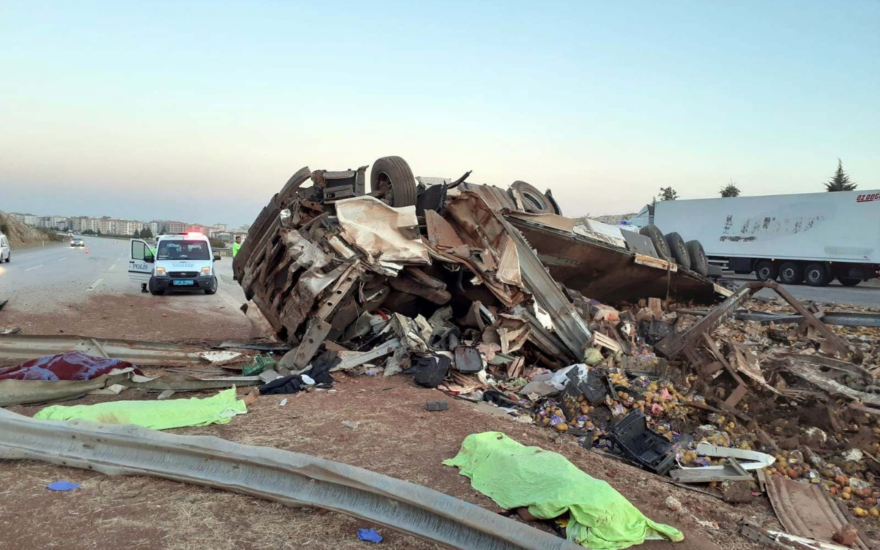 Gaziantep'te sebze yüklü TIR otobanı savaş alanına çevirdi 3 ölü