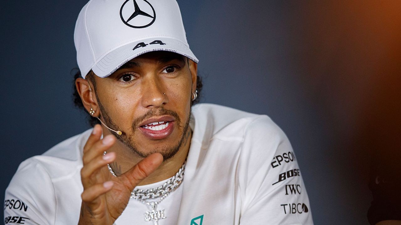 Dünyaca ünlü Formula 1 pilotu Hamilton jetini sattıktan sonra böyle görüntülendi!