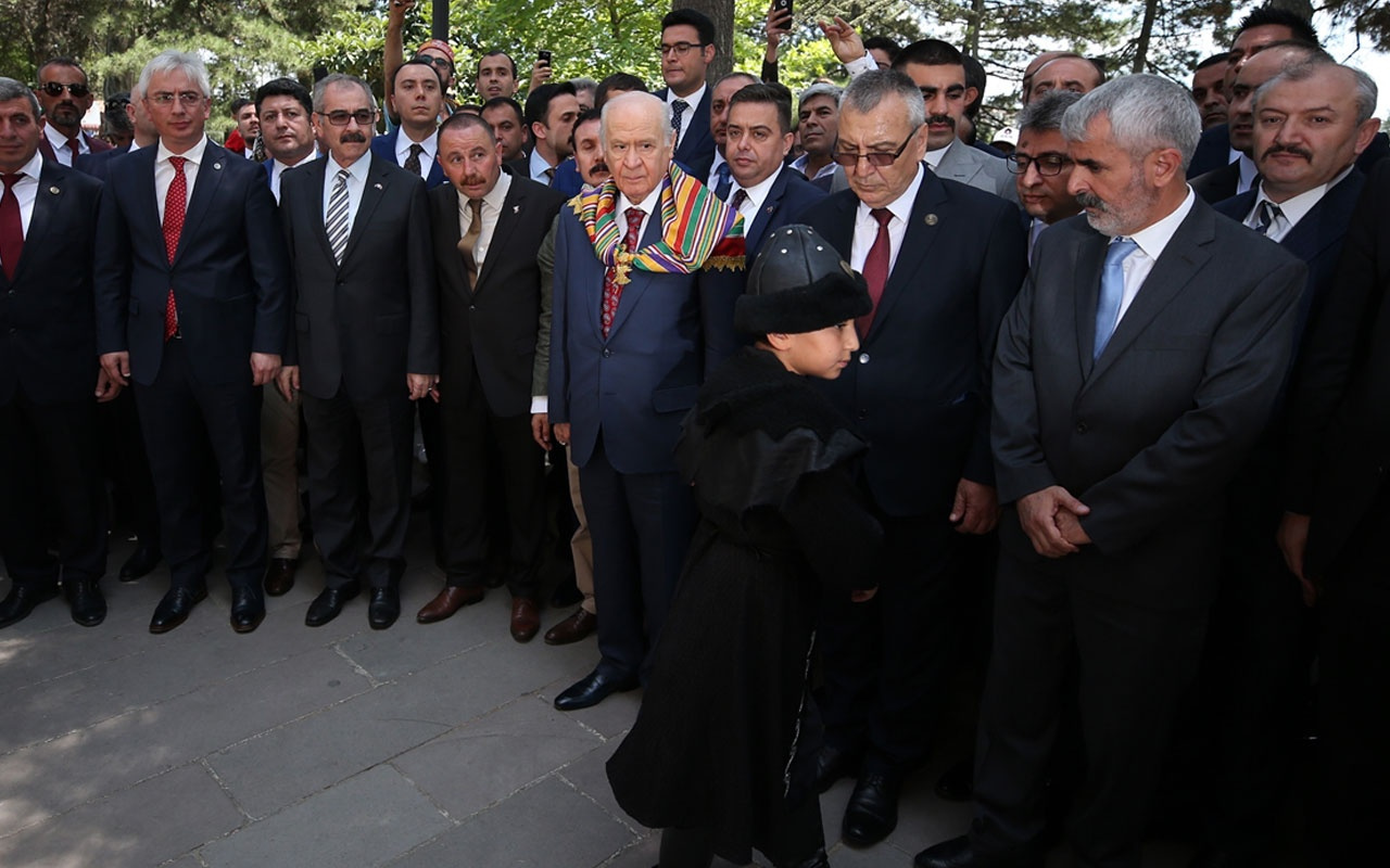 Bahçeli Ertuğrul Gazi Türbesi'ni ziyaret etti "Saygı Nöbeti" değişimini izledi